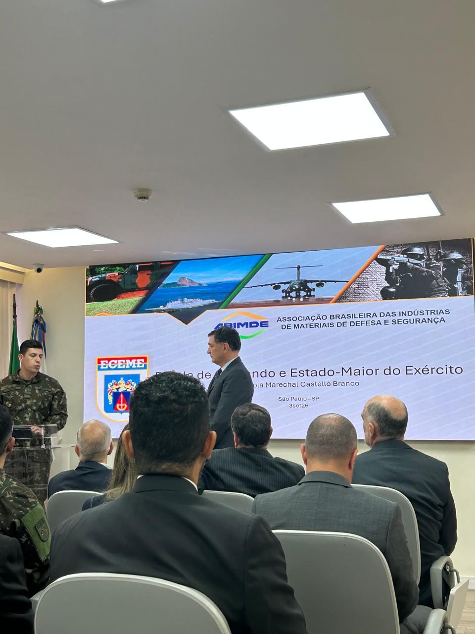 Abertura do encontro na ABIMDE, com a turma da ECEME no auditório